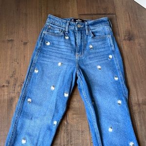 HOLLISTER ULTRA HIGH-RISE MOM JEAN.